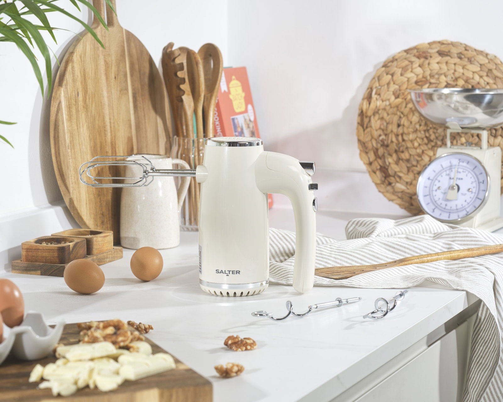 Salter EK6684CRMVDE Retro Hand Mixer