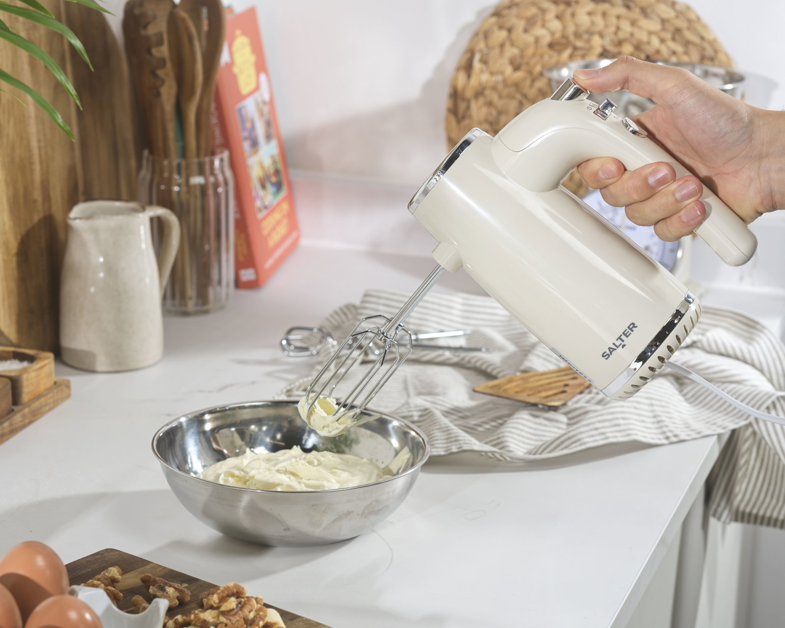 Salter EK6684CRMVDE Retro Hand Mixer