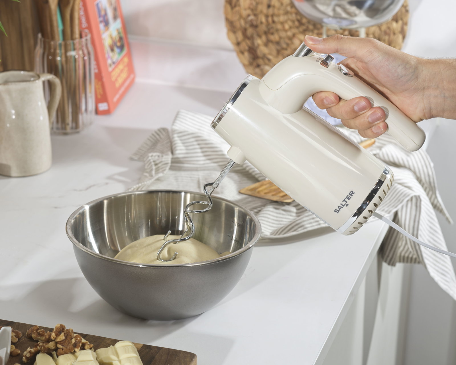 Salter EK6684CRMVDE Retro Hand Mixer