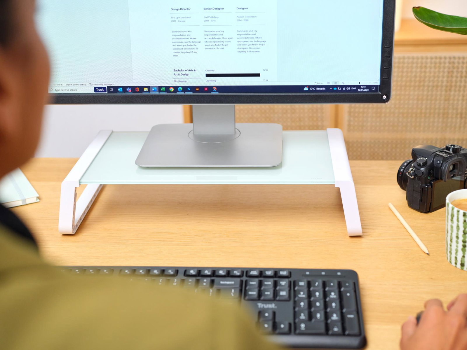MONITOR ACC STAND MONTA/GLASS WHT 25351 TRUST