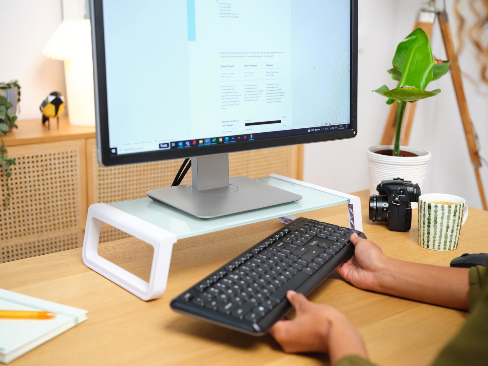 MONITOR ACC STAND MONTA/GLASS WHT 25351 TRUST
