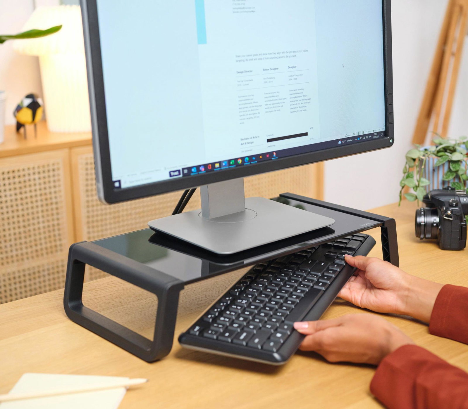 MONITOR ACC STAND MONTA/GLASS BLK 25271 TRUST