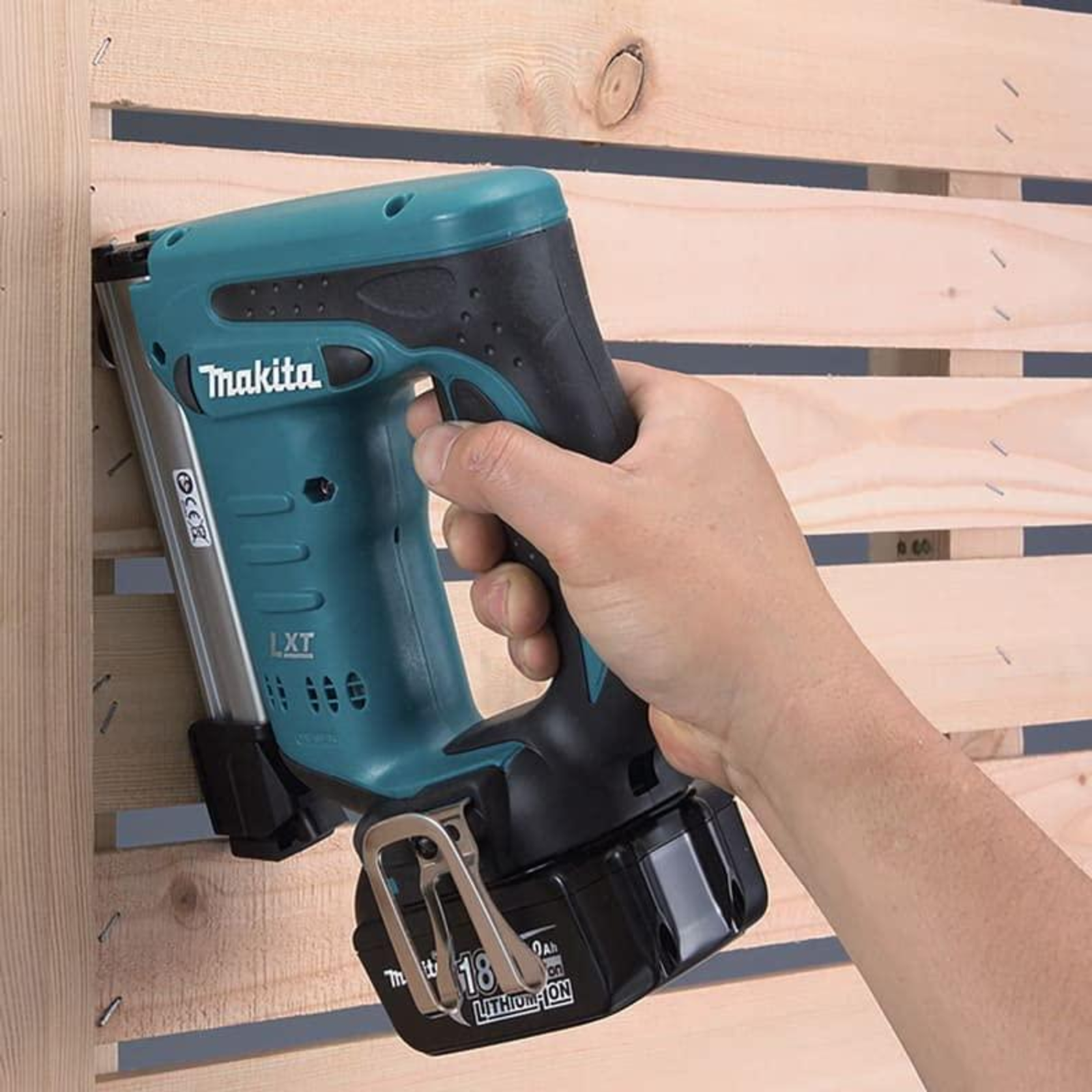 Makita Cordless Tacker DST221RTJ 18 Volt Blue Black 2x Li-ion Battery 5.0Ah in MAKPAC Size 2